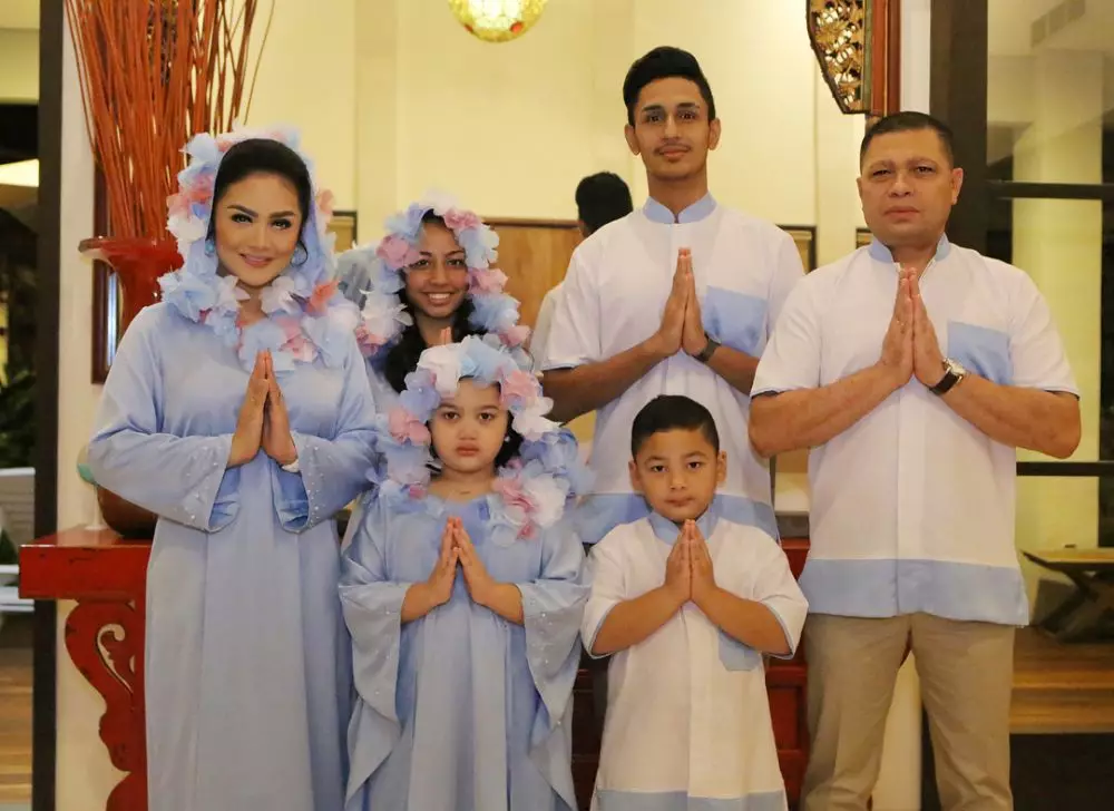 Momen kedekatan Krisdayanti dan Athalia Lemos © 2020 brilio.net Momen kedekatan Krisdayanti dan Athalia Lemos © 2020 brilio.net