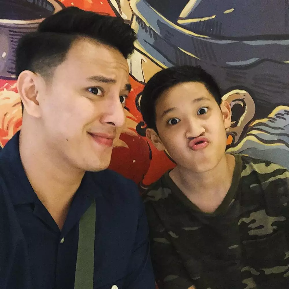 10 potret manis Billy Davidson dan keluarga Instagram