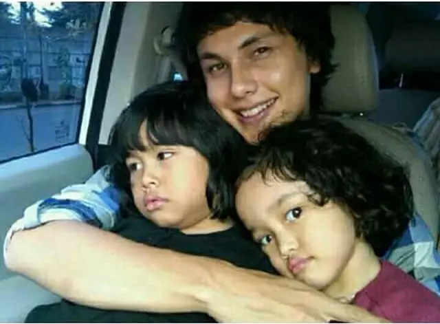 penyanyi bareng anak tirinya © 2020 brilio.net