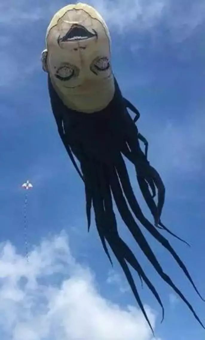 penampakan layangan absurd © 2020 1cak.com