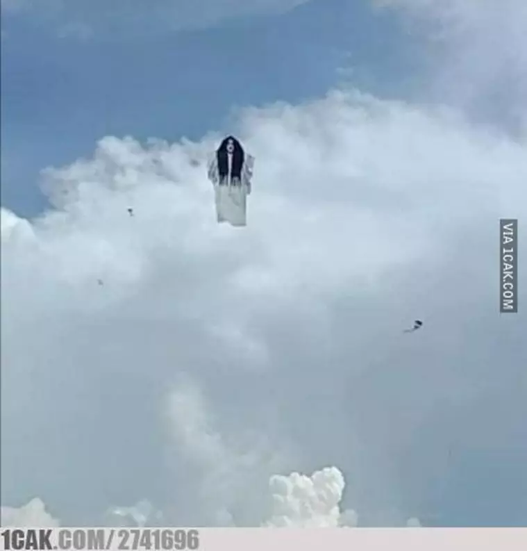 penampakan layangan absurd © 2020 1cak.com