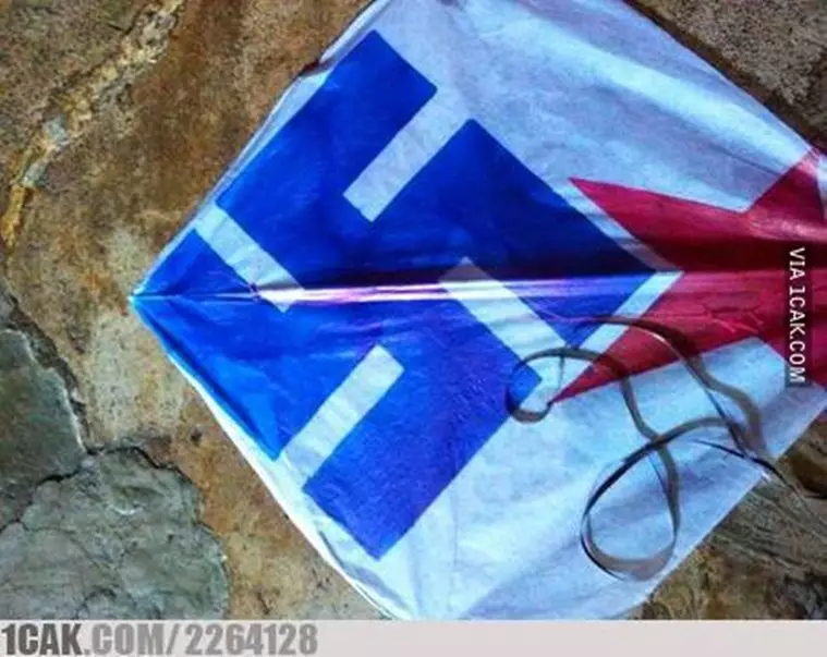 penampakan layangan absurd © 2020 1cak.com