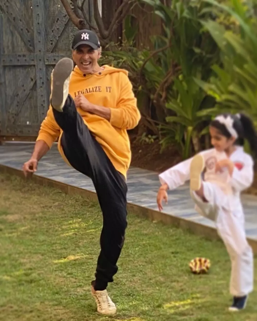 potret akshay kumar main bareng putrinya instagram
