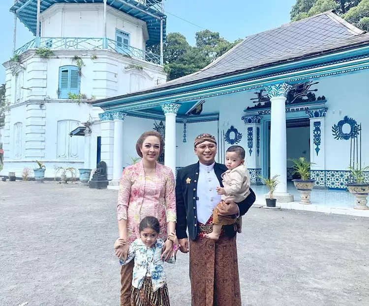 Potret dokter Reisadan keluarga Instagram/@reisabrotoasmoro