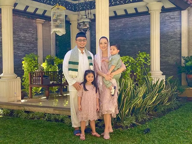 Potret dokter Reisadan keluarga Instagram/@reisabrotoasmoro