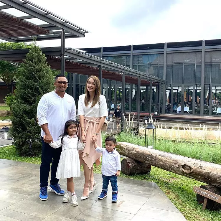 Potret dokter Reisadan keluarga Instagram/@reisabrotoasmoro