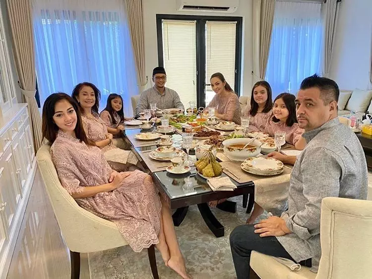 Potret dokter Reisadan keluarga Instagram/@reisabrotoasmoro