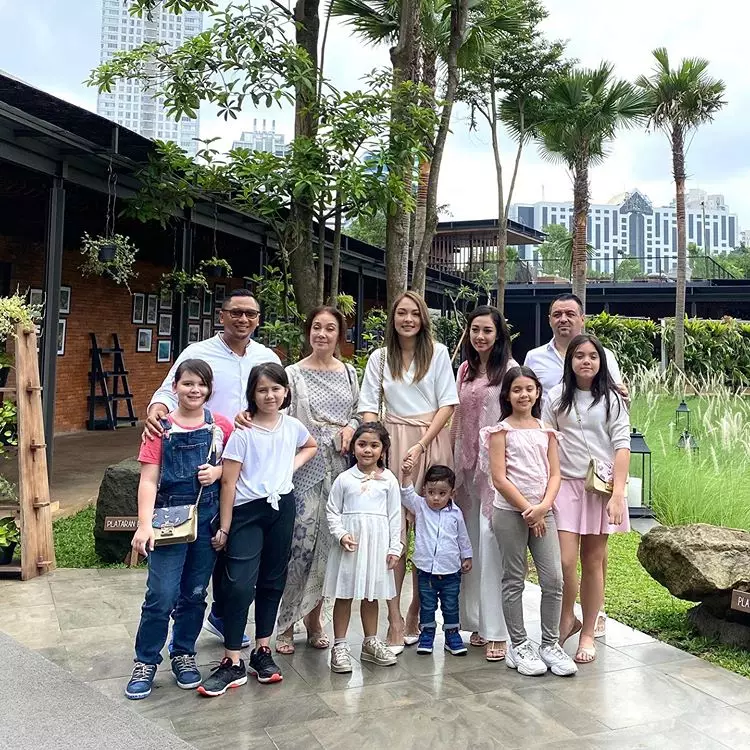 Potret dokter Reisadan keluarga Instagram/@reisabrotoasmoro