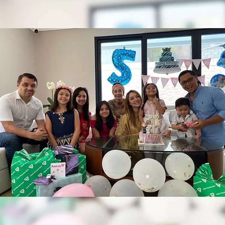 Potret dokter Reisadan keluarga Instagram/@reisabrotoasmoro