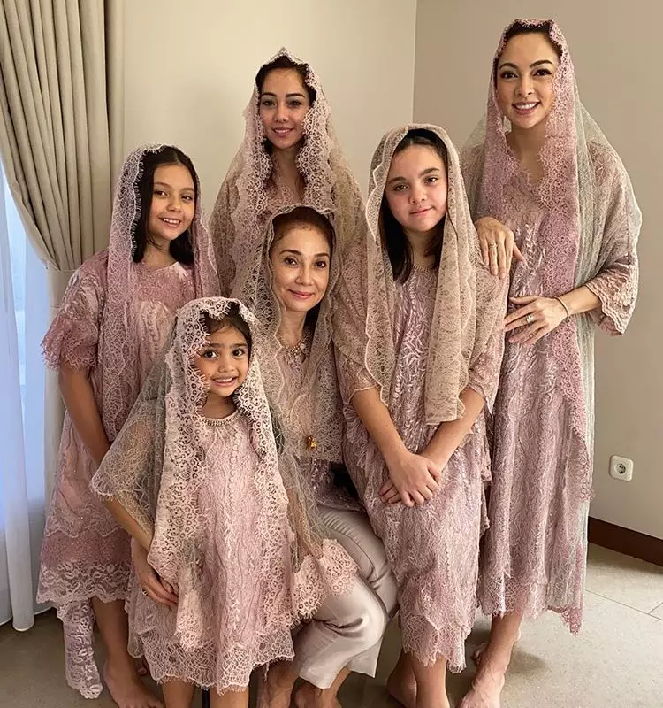 Potret dokter Reisadan keluarga Instagram/@reisabrotoasmoro