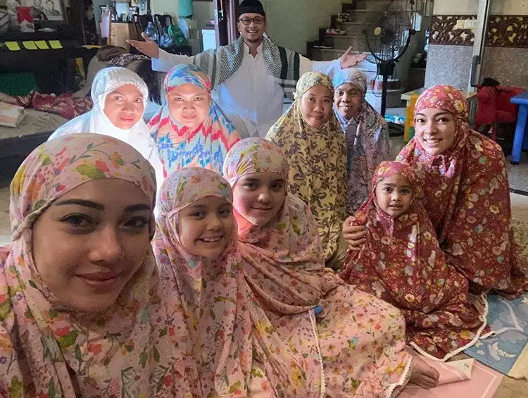 Potret dokter Reisadan keluarga Instagram/@reisabrotoasmoro