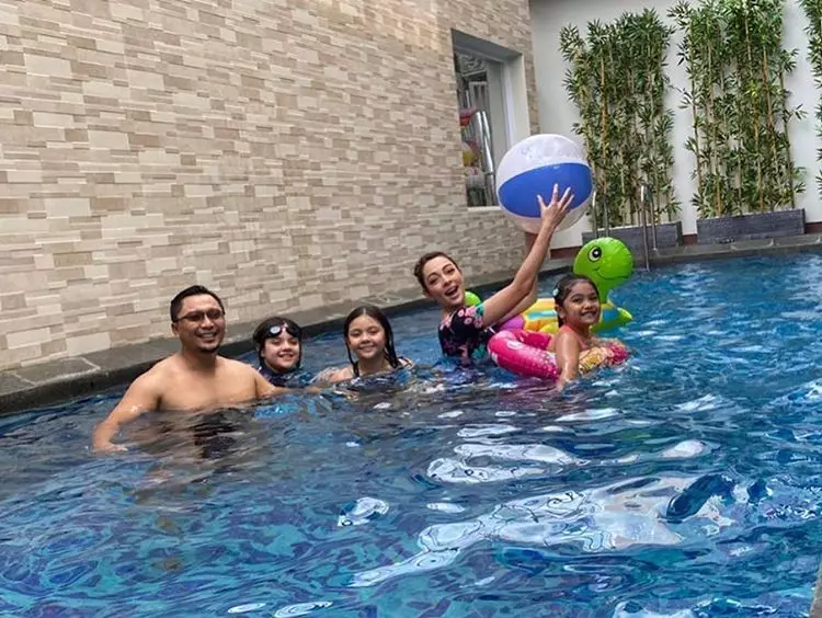 Potret dokter Reisadan keluarga Instagram/@reisabrotoasmoro