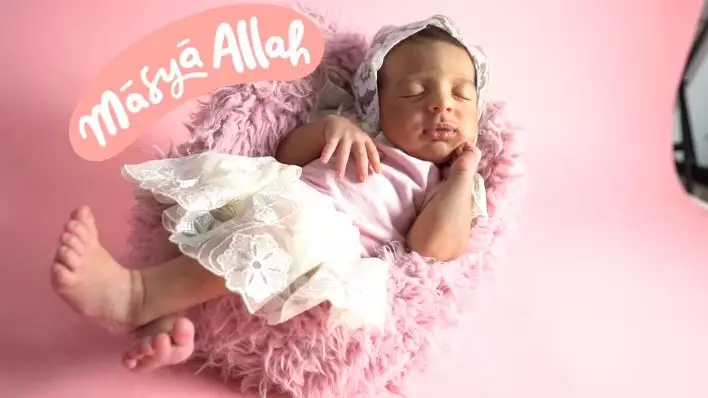 Pemotretan new born anak ketiga Tania Nadira YouTube