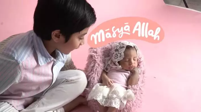 Pemotretan new born anak ketiga Tania Nadira YouTube