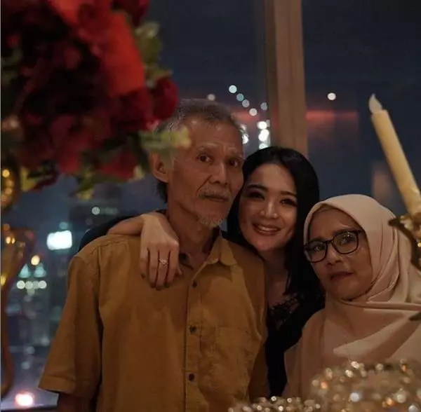 10 Potret hangat Wika Salim bersama keluarga Instagram 10 Potret hangat Wika Salim bersama keluarga Instagram