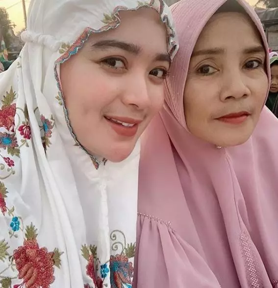 10 Potret hangat Wika Salim bersama keluarga Instagram 10 Potret hangat Wika Salim bersama keluarga Instagram