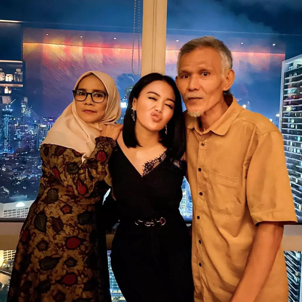 10 Potret hangat Wika Salim bersama keluarga Instagram 10 Potret hangat Wika Salim bersama keluarga Instagram