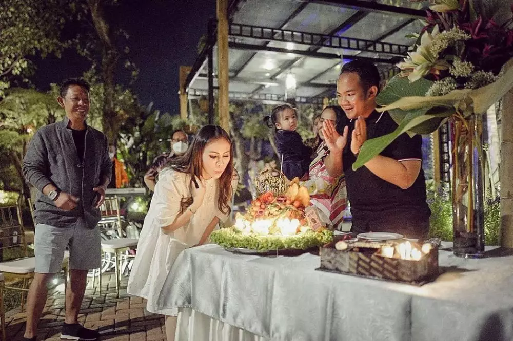 momen ultah momo geisha ke-34 instagram