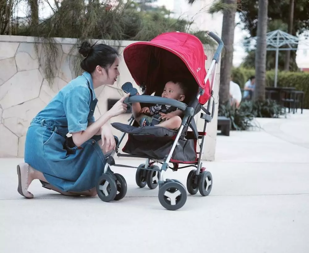 potret kebersamaan laura basuki dan putranya instagram