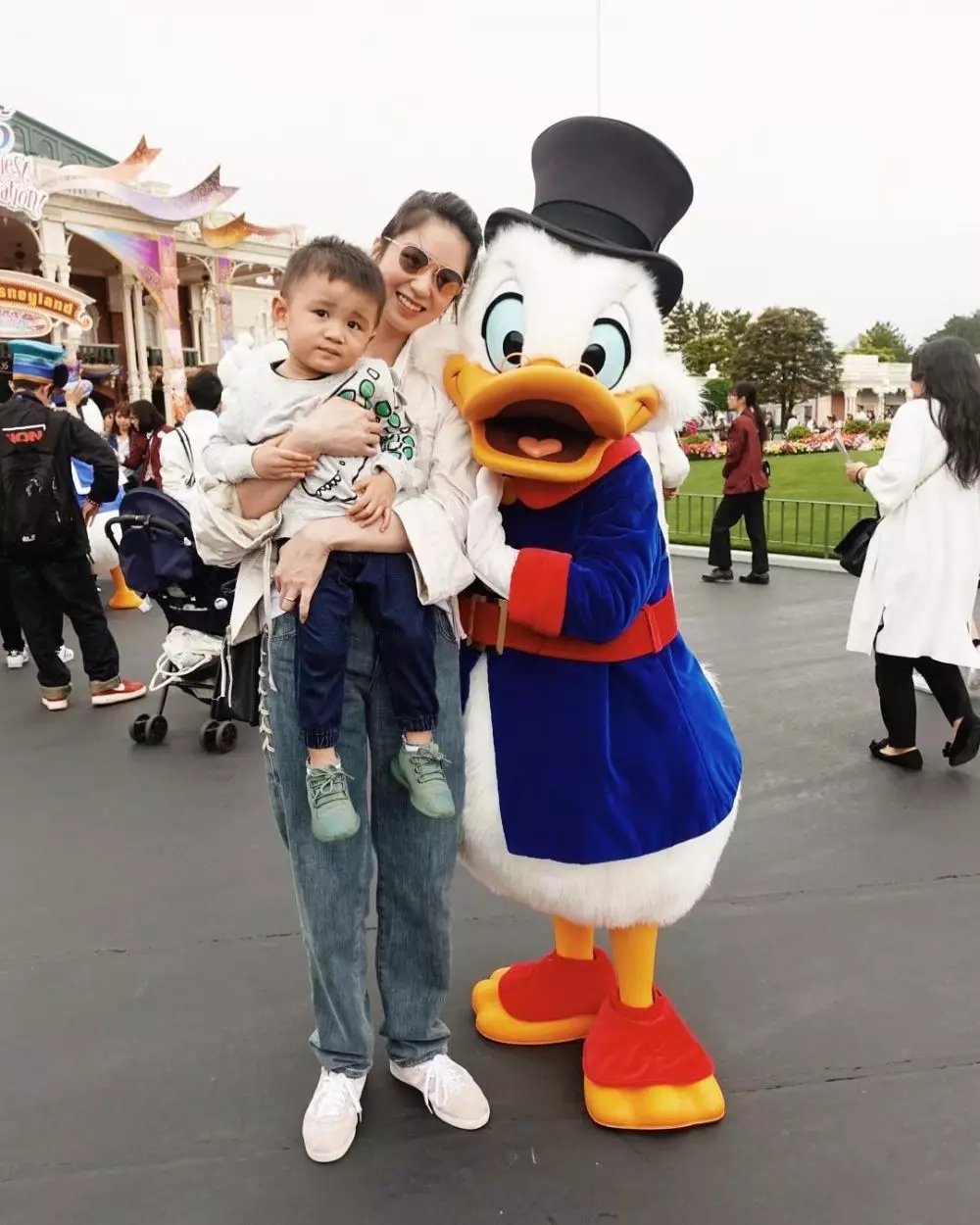 potret kebersamaan laura basuki dan putranya instagram