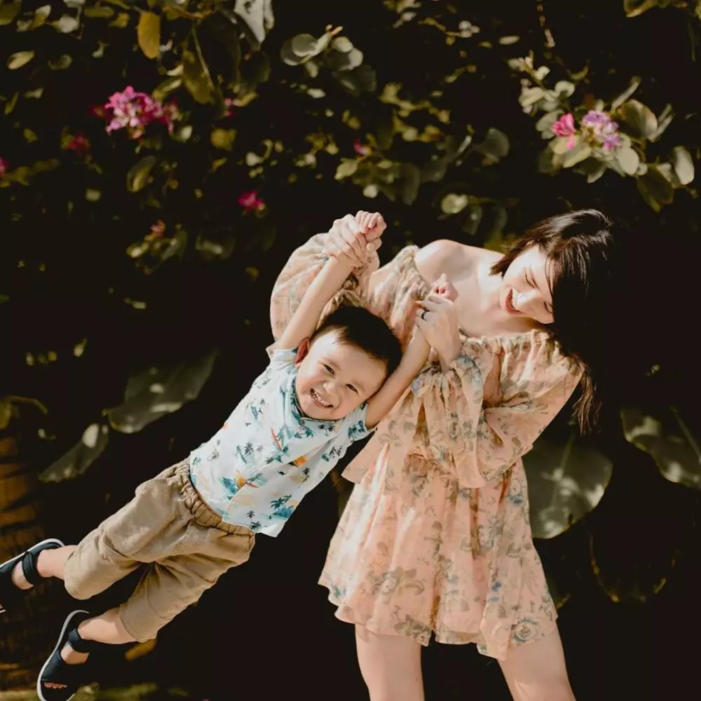 potret kebersamaan laura basuki dan putranya instagram