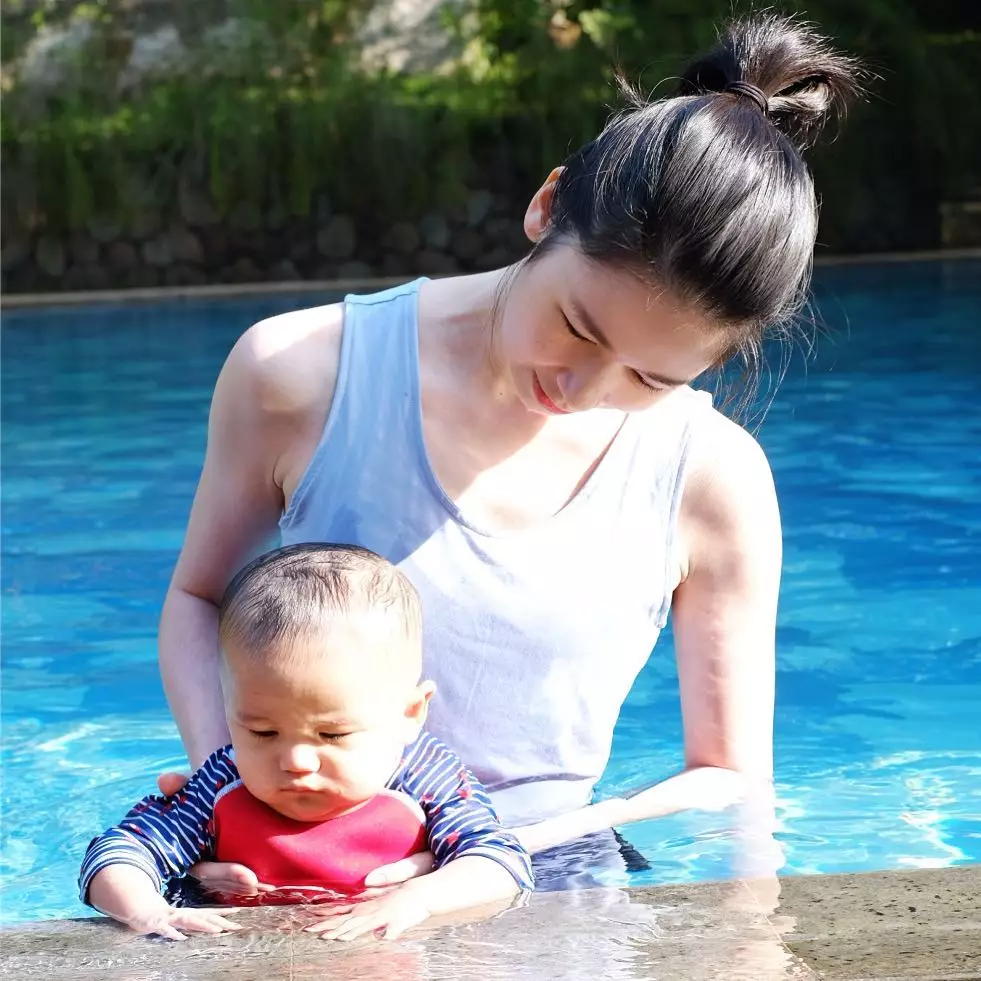 potret kebersamaan laura basuki dan putranya instagram