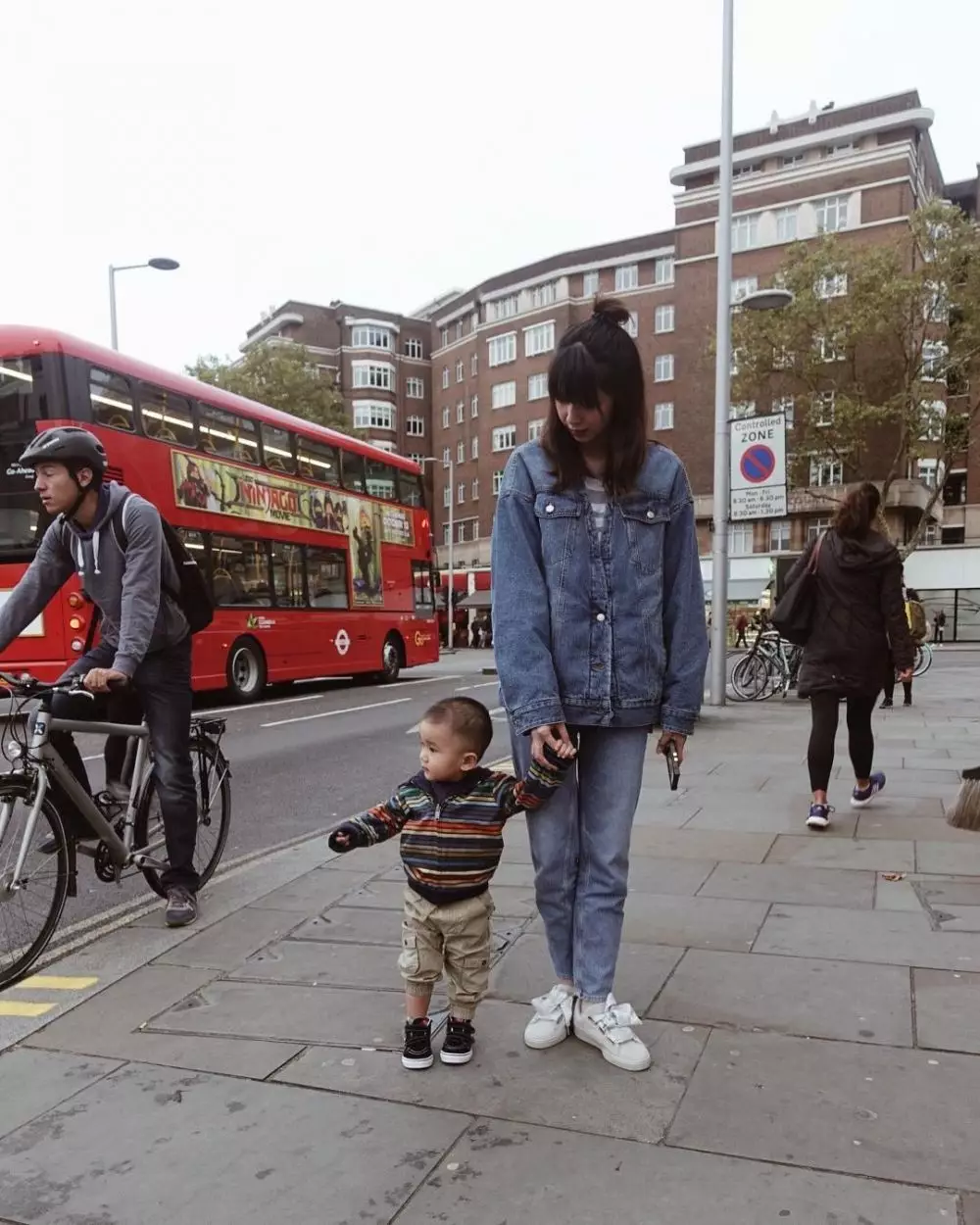 potret kebersamaan laura basuki dan putranya instagram