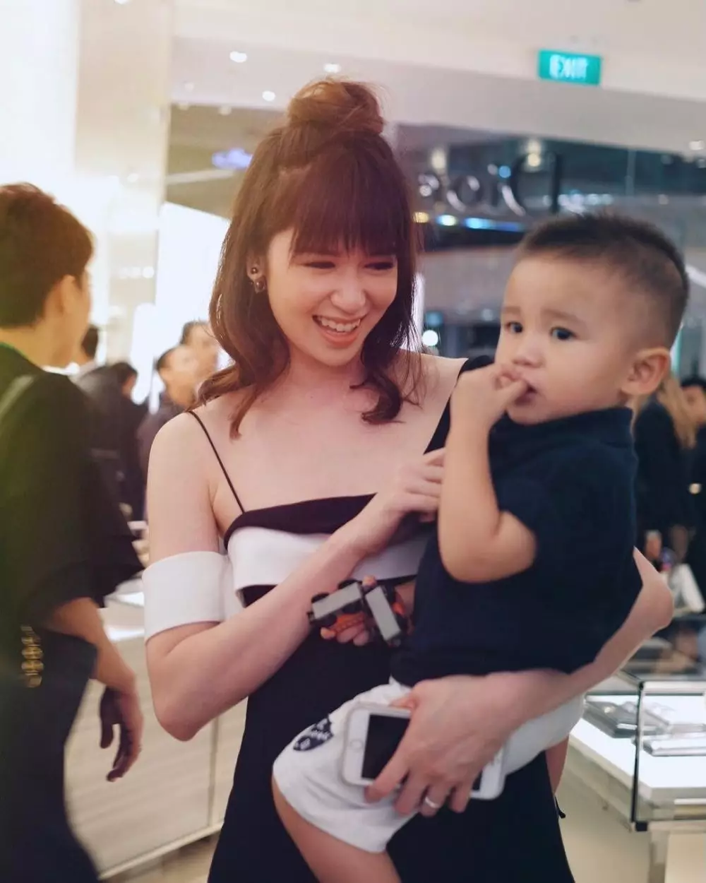 potret kebersamaan laura basuki dan putranya instagram