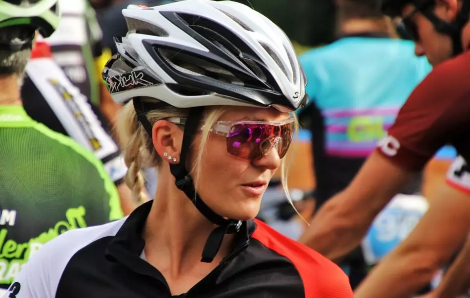 aksesoris penting dipakai bersepeda berbagai sumber