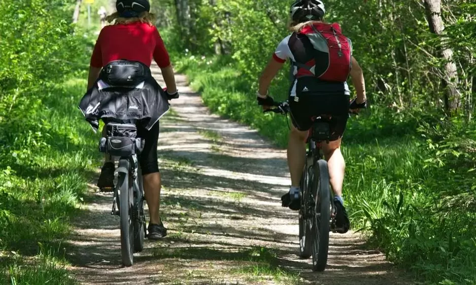 aksesoris penting dipakai bersepeda berbagai sumber