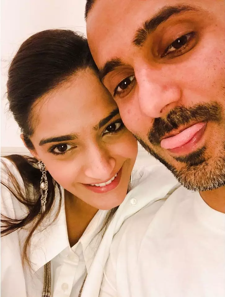 potret mesra Sonam Kapoor dan suami Instagram