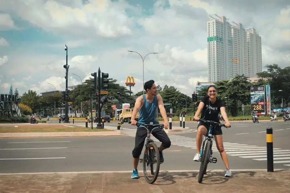 seleb hobi bersepeda dengan pasangan instagram