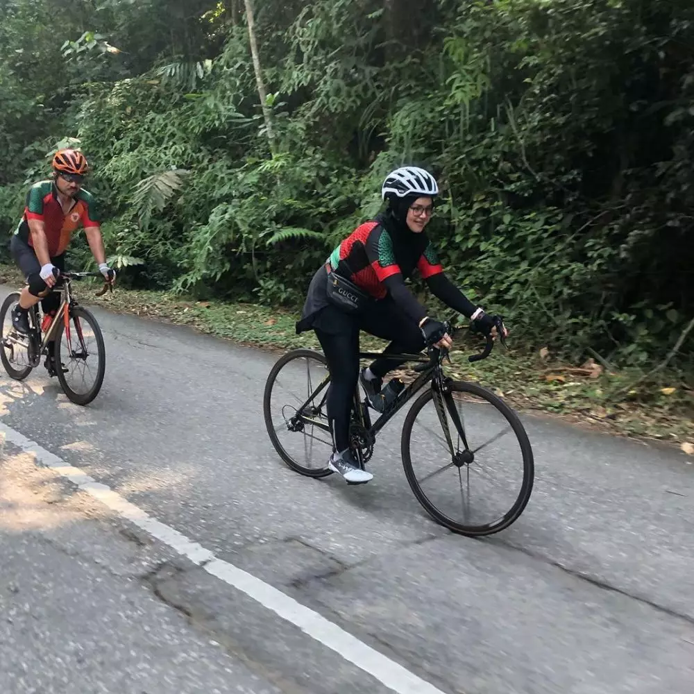 seleb hobi bersepeda dengan pasangan instagram