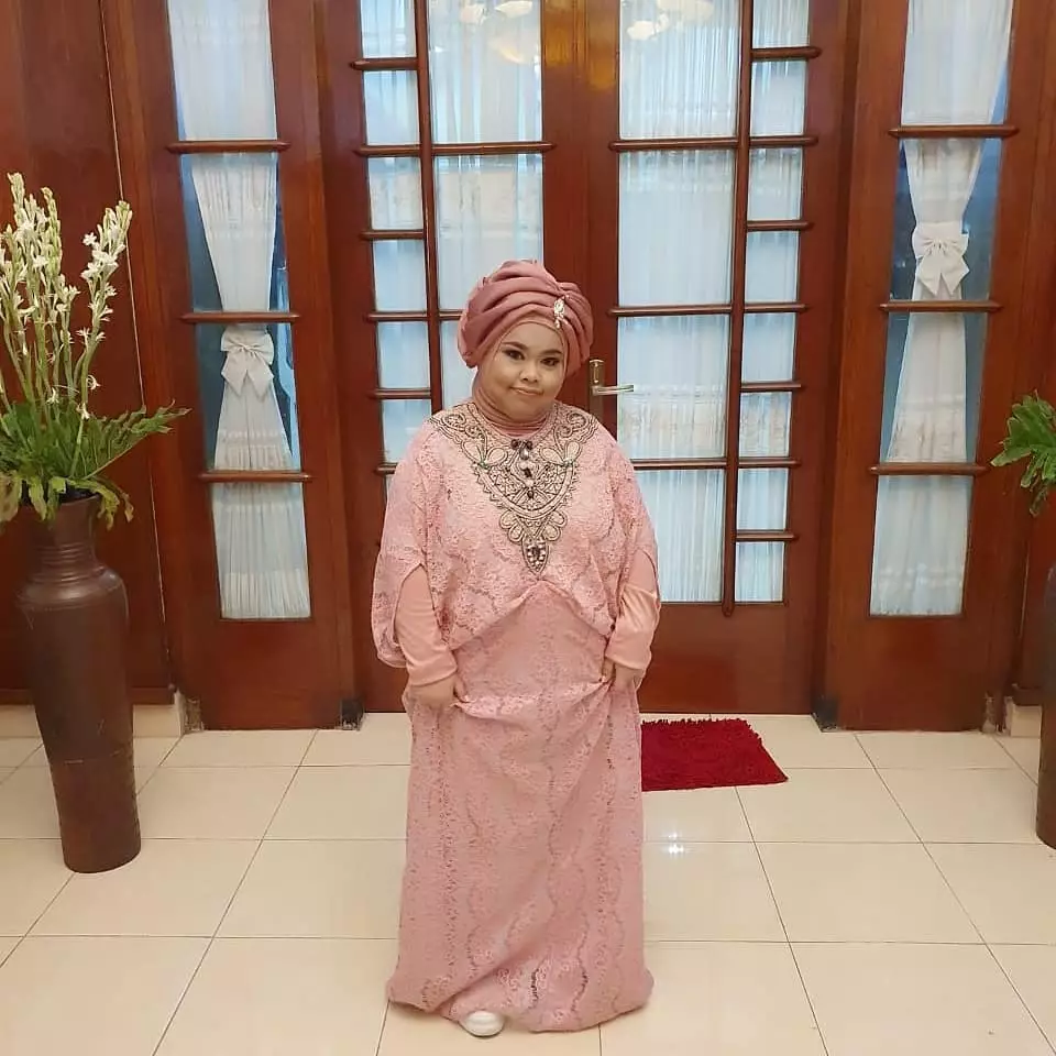 Potret Kekeyi pakai gamis © 2020 brilio.net Potret Kekeyi pakai gamis © 2020 brilio.net