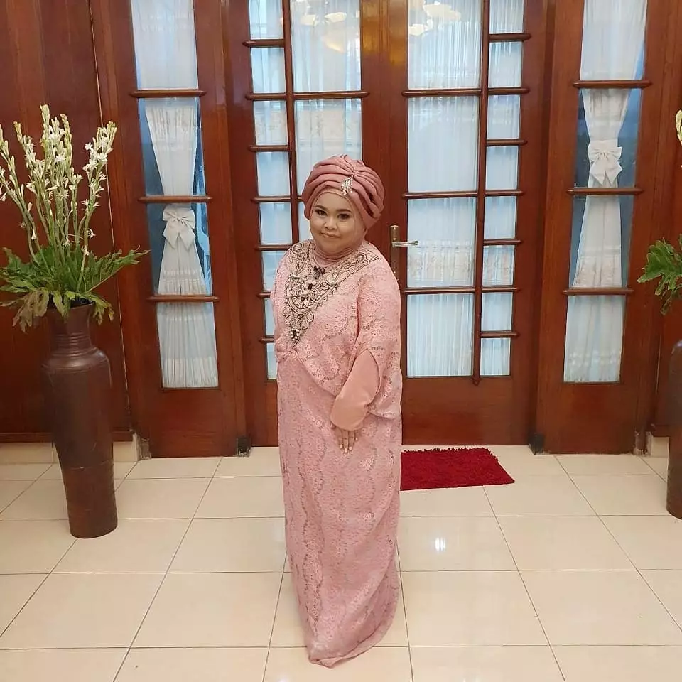 Potret Kekeyi pakai gamis © 2020 brilio.net Potret Kekeyi pakai gamis © 2020 brilio.net