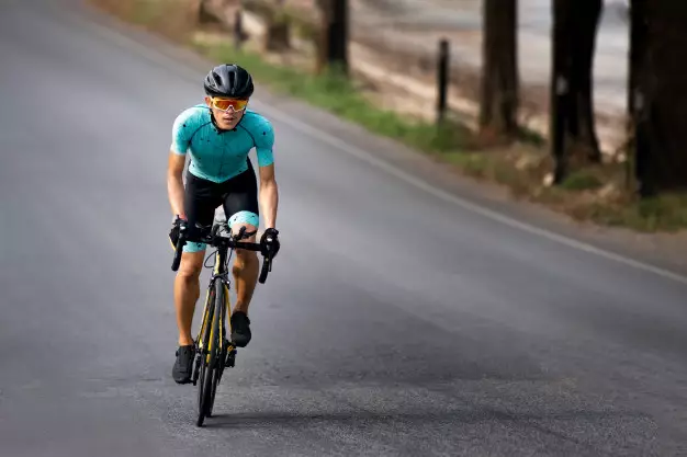 sepeda biasa vs sepeda statis © 2020 brilio.net freepik.com