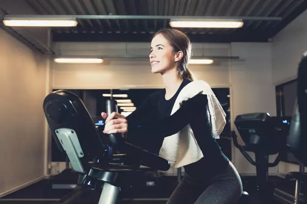 sepeda biasa vs sepeda statis © 2020 brilio.net freepik.com