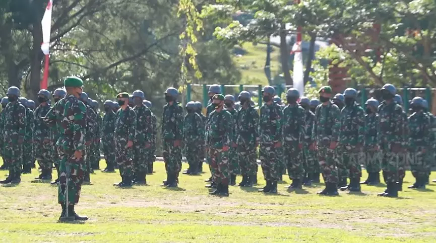 Potret Dwi Cahyono asli Papua saat pendidikan TNI YouTube/Army Zone Potret Dwi Cahyono asli Papua saat pendidikan TNI YouTube/Army Zone