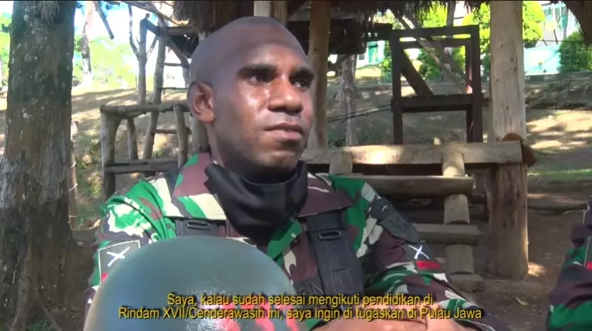 Potret Dwi Cahyono asli Papua saat pendidikan TNI YouTube/Army Zone Potret Dwi Cahyono asli Papua saat pendidikan TNI YouTube/Army Zone