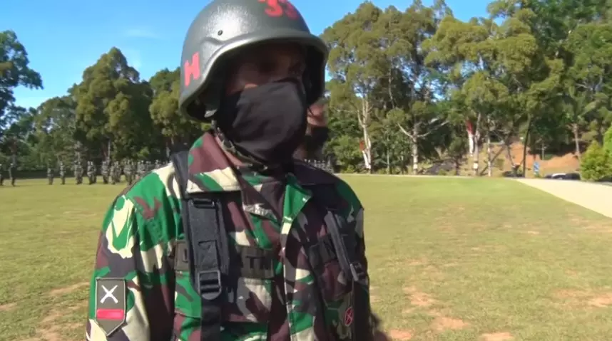 Potret Dwi Cahyono asli Papua saat pendidikan TNI YouTube/Army Zone Potret Dwi Cahyono asli Papua saat pendidikan TNI YouTube/Army Zone