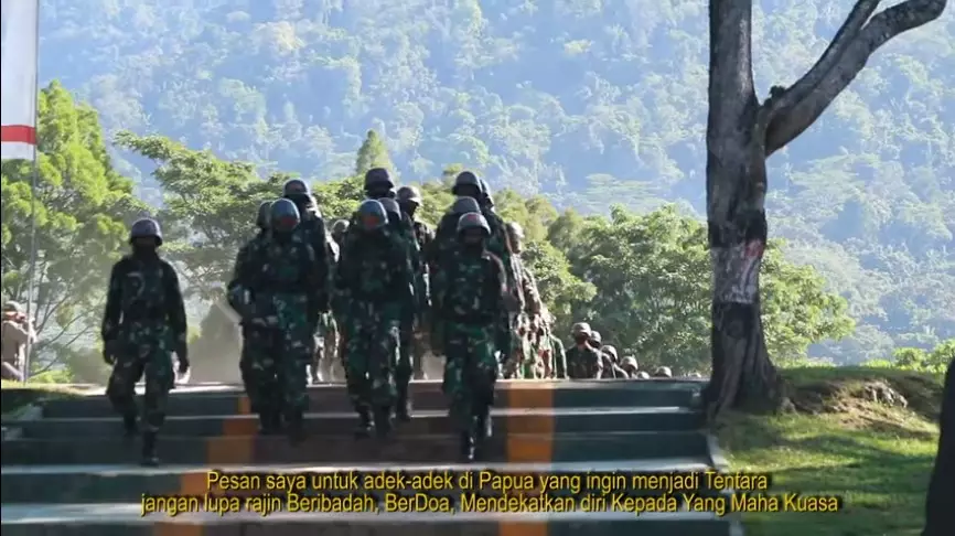 Potret Dwi Cahyono asli Papua saat pendidikan TNI YouTube/Army Zone Potret Dwi Cahyono asli Papua saat pendidikan TNI YouTube/Army Zone