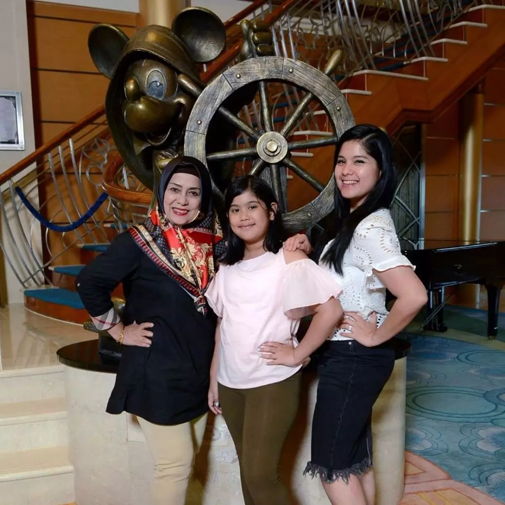potret annisa pohan dan keluarga instagram