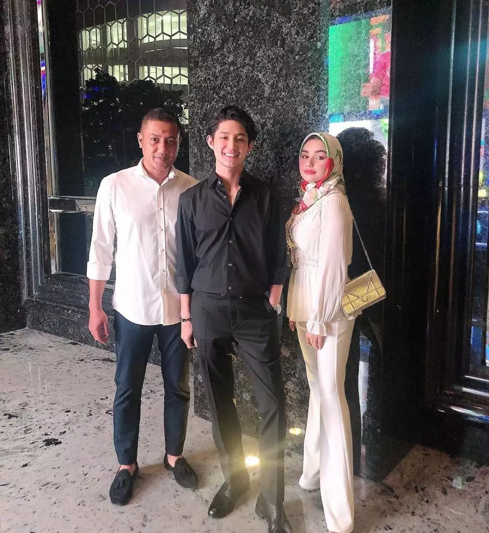 seleb punya anak tiri jarak umur kurang 10 tahun Instagram seleb punya anak tiri jarak umur kurang 10 tahun Instagram