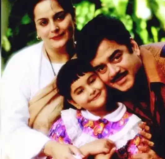 Sonakshi Sinha dan keluarga © 2020 brilio.net