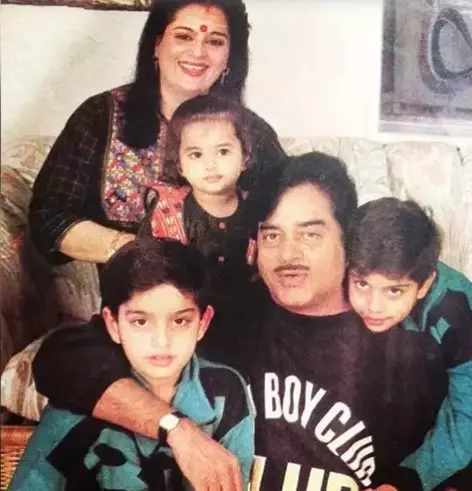 Sonakshi Sinha dan keluarga © 2020 brilio.net