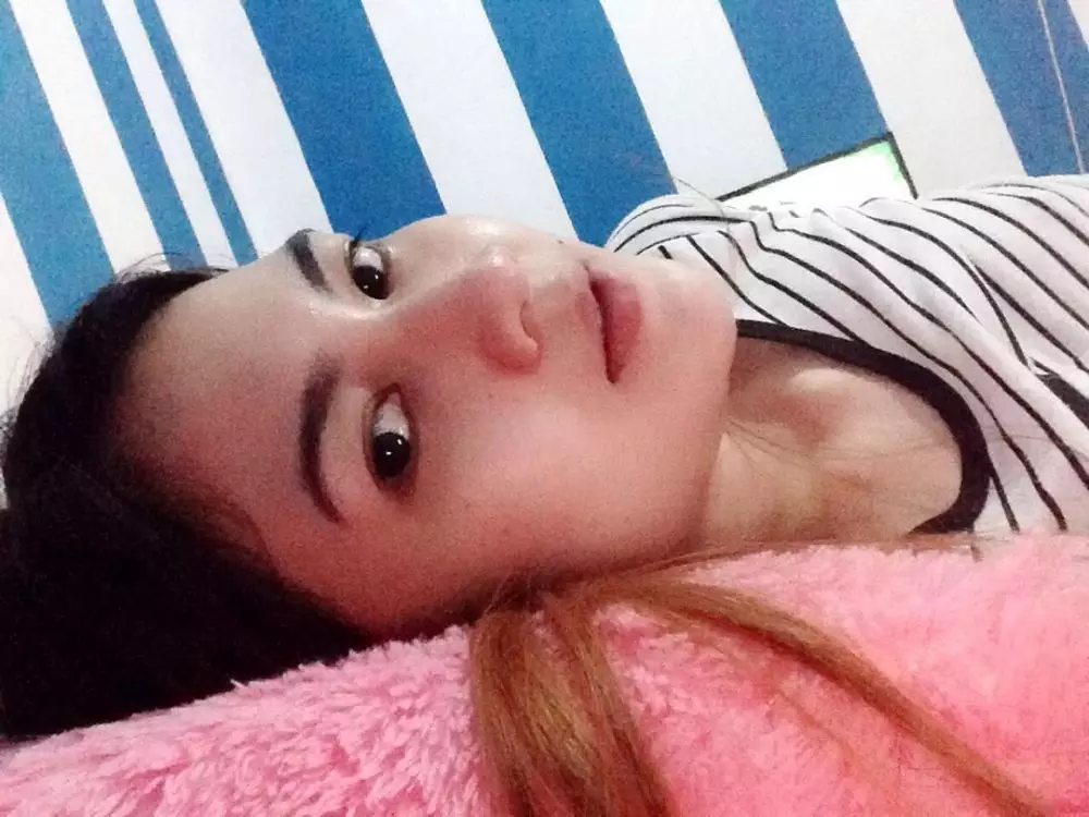 Nella Kharisma muka bantal instagram