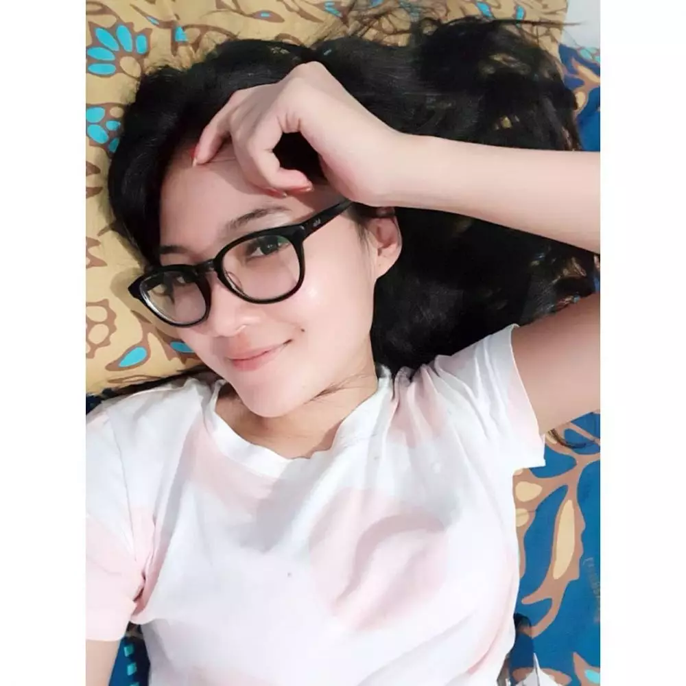 Nella Kharisma muka bantal instagram