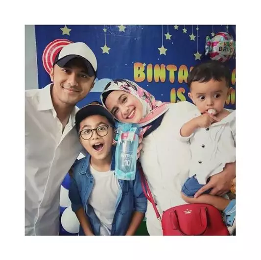 Pesinetron cantik ini dekat dengan anak tiri © 2020 brilio.net Pesinetron cantik ini dekat dengan anak tiri © 2020 brilio.net