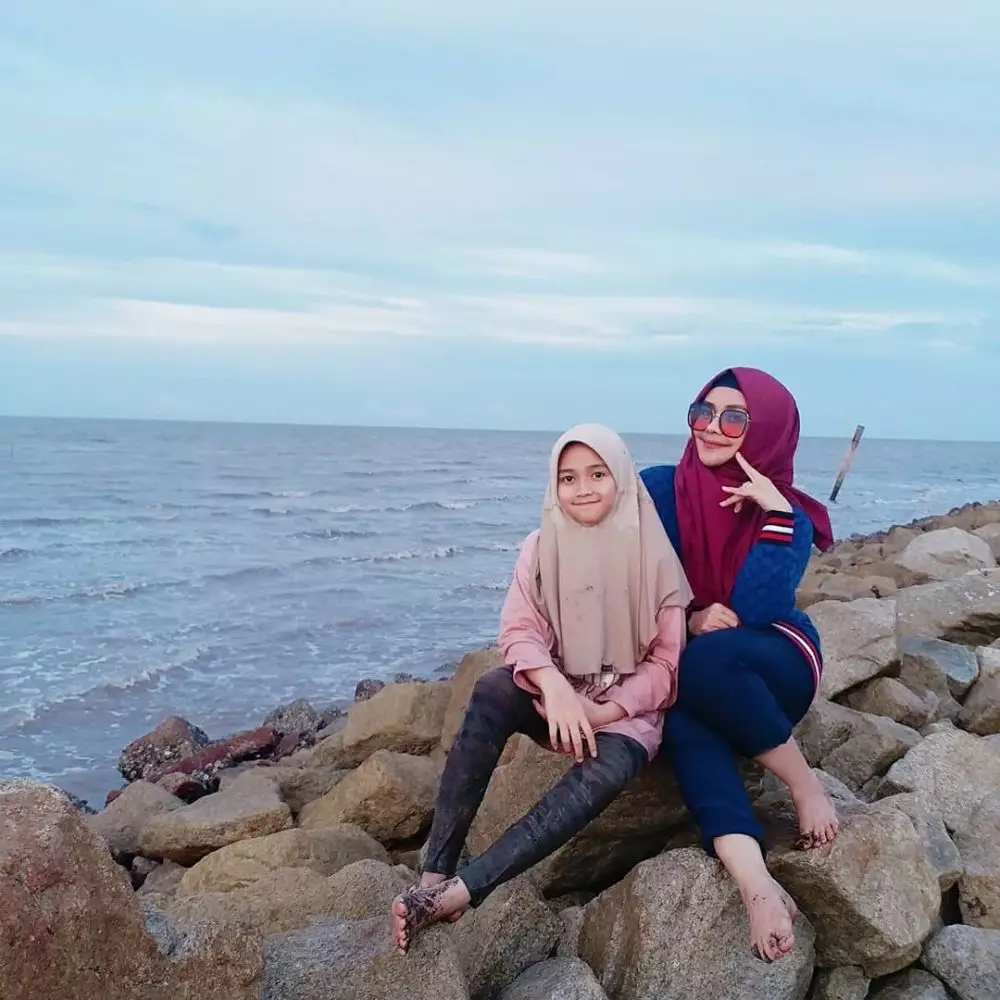 Iyeth Bustami dan tiga putri instagram Iyeth Bustami dan tiga putri instagram