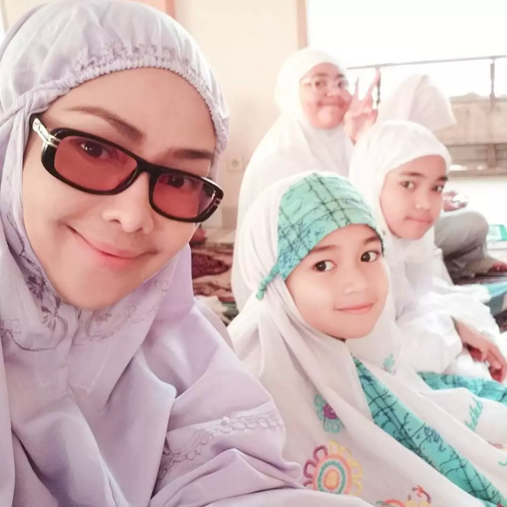 Iyeth Bustami dan tiga putri instagram Iyeth Bustami dan tiga putri instagram